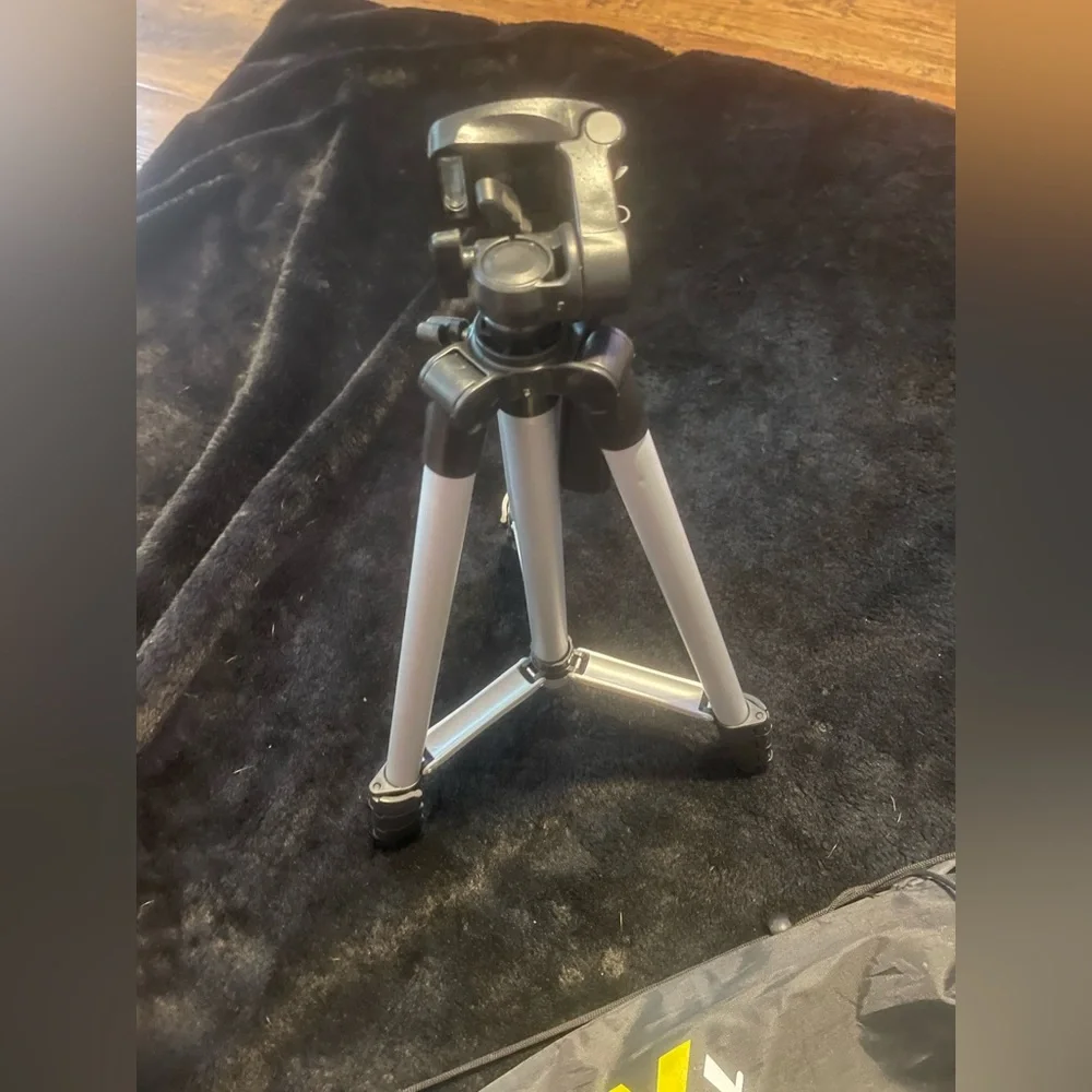 Camera tripod with carry bag NEW